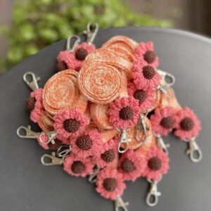 Pink Daisy on Variegated Peach